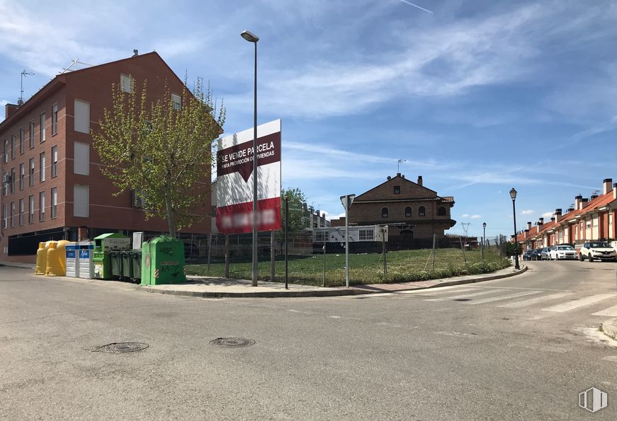 Suelo en venta en Calle Rosa Chacel, 1, Loeches, Madrid, 28890 con edificio, nube, cielo, luz de la calle, ventana, superficie de carretera, asfalto, casa, planta y contenedor de basura alrededor