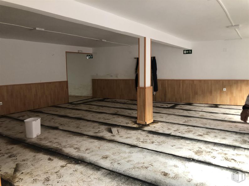 Retail for sale at Zona centro, Soto del Real, Madrid, 28791 with wood, floor, flooring, hardwood, hall, tints and shades, ceiling, composite material, concrete and event around