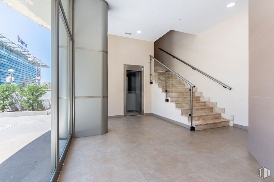 Nave en venta en Calle María Tubau, Fuencarral - El Pardo, Madrid, 28049 con puerta, propiedad, accesorio, edificio, madera, escaleras, suelo, hall, pared y suelos alrededor