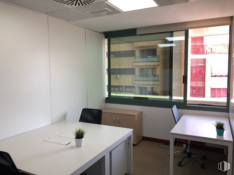 Oficina en alquiler en Avenida Labradores, 1, Tres Cantos, Madrid, 28760 con mesa, edificio, mueble, propiedad, planta, ventana, diseño de interiores, sombra, piso y suelo alrededor