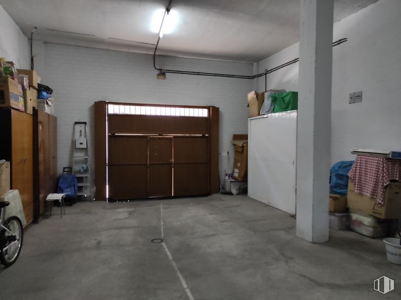 Retail for sale at Zona Buenavista - Carabanchel Alto, Carabanchel, Madrid, 28044 with packaged goods, cabinetry, tire, building, wood, flooring, wheel, floor, door and fixture around