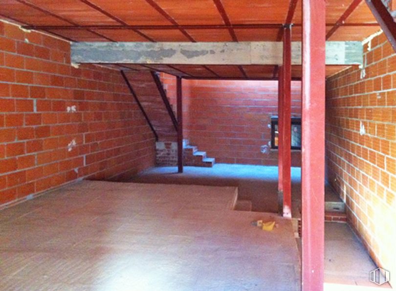 Retail for sale & for rent at Calle Val Alto, 1, Riaza, Segovia, 40500 with building, brickwork, brick, wood, shade, fixture, floor, building material, beam and wood stain around