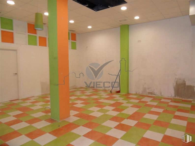 Retail for sale & for rent at Zona Centro, Cuenca, 16004 with property, tile flooring, paint, art, interior design, architecture, wood, flooring, floor and line around