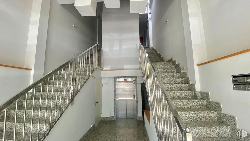 Oficina en venta en Calle Perú, Las Rozas de Madrid, Madrid, 28290 con puerta, escaleras, edificio, accesorio, interiorismo, madera, suelo, piso, paralelo y simetría alrededor