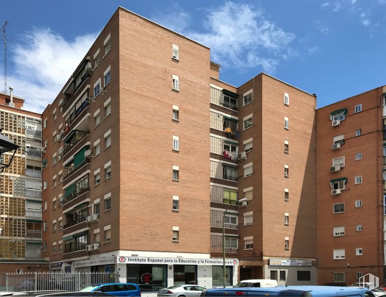 Local en alquiler y venta en Avenida de Portugal, 73, Móstoles, Madrid, 28934 con edificio, coche, nube, cielo, día, ventana, rueda, vehículo, neumático y bloque de torre alrededor