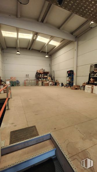 Industrial for sale at Polígono Niño del Remedio, Fuenlabrada, Madrid, 28942 with lighting, flooring, floor, wood, ceiling, composite material, hall, plywood, hardwood and building material around