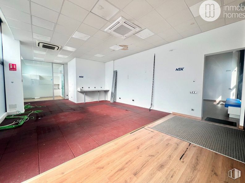 Local en alquiler en Zona Európolis, Las Rozas de Madrid, Madrid, 28230 con accesorio, madera, suelos, suelo, hall, madera dura, tinte para madera, tablón, barniz y suelo laminado alrededor