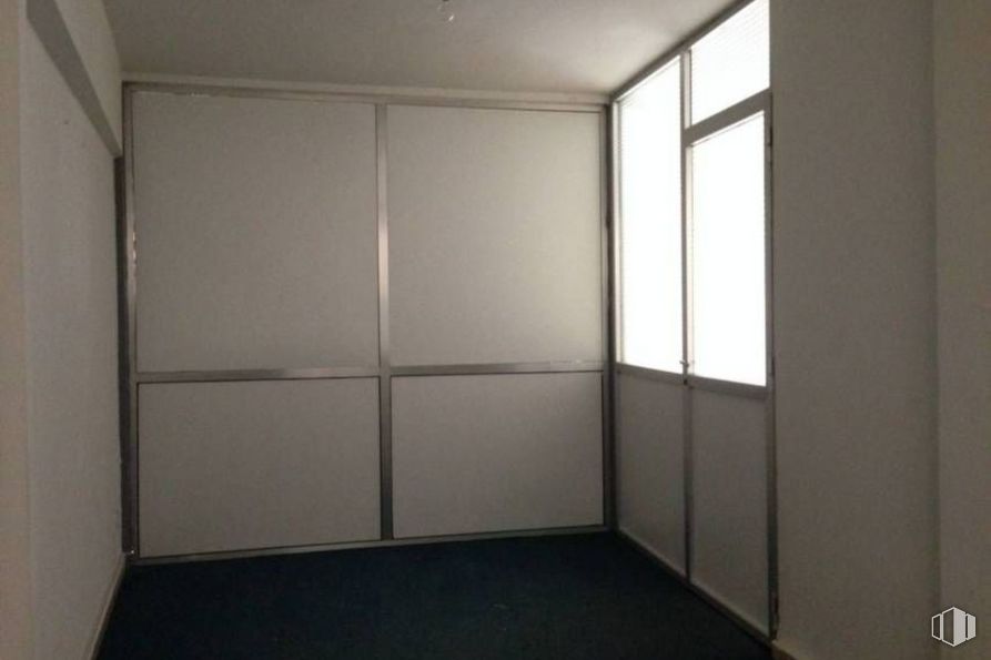 Office for sale at Calle José Zorrilla, Segovia, 40002 with wardrobe, building, fixture, wood, shade, rectangle, cabinetry, floor, flooring, door and window around