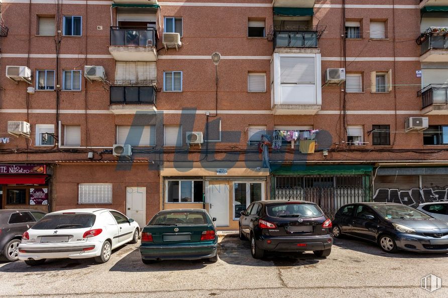 Local en venta en Calle Arzúa, Hortaleza, Madrid, 28033 con coche, edificio, ventana, luz de estacionamiento, vehículo terrestre, rueda, neumático, vehículo, matrícula del vehículo y vehículo de motor alrededor