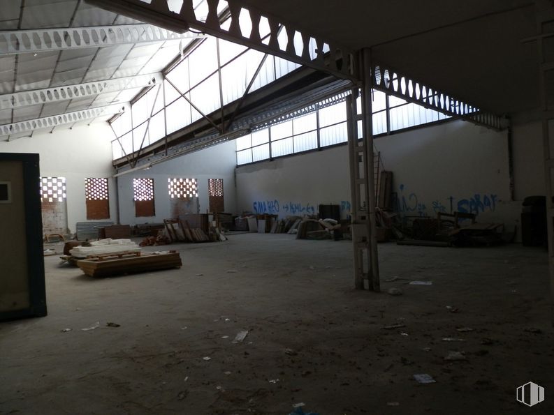 Nave en alquiler en Polígono Industrial La Yegua, Torrejón de Ardoz, Madrid, 28850 con mueble, alumbrado, madera, pasillo, suelo, gas, viga, sombra, área urbana y casa alrededor