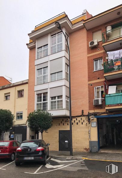 Local en venta en Zona Universidad, Getafe, Madrid, 28903 con coche, ventana, exterior del automóvil, luz de estacionamiento, barrio, iluminación del automóvil, zona residencial, apartamento, coche familiar y luces traseras y de freno alrededor