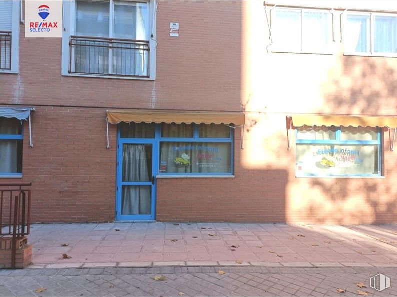 Local en alquiler en Avenida Peseta, Carabanchel, Madrid, 28054 con ventana, puerta, madera, superficie de la carretera, ladrillo, barrio, fachada, rectángulo, zona residencial y inmobiliario alrededor