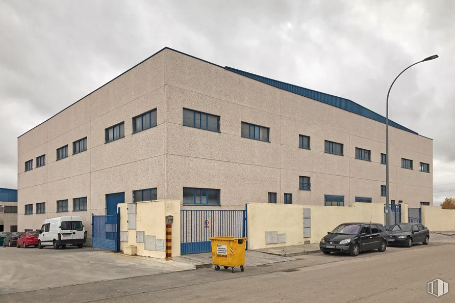 Industrial for sale at Zona industrial Sur Occidental, Móstoles, Madrid, 28938 with car, building, automotive parking light, sky, wheel, cloud, tire, window, street light and vehicle around