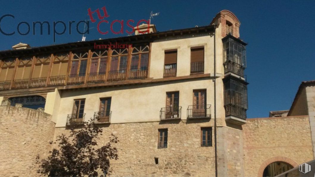 Retail for sale at Casco Histórico, Segovia, 40196 with building, sky, window, morning, facade, tree, landmark, city, house and roof around