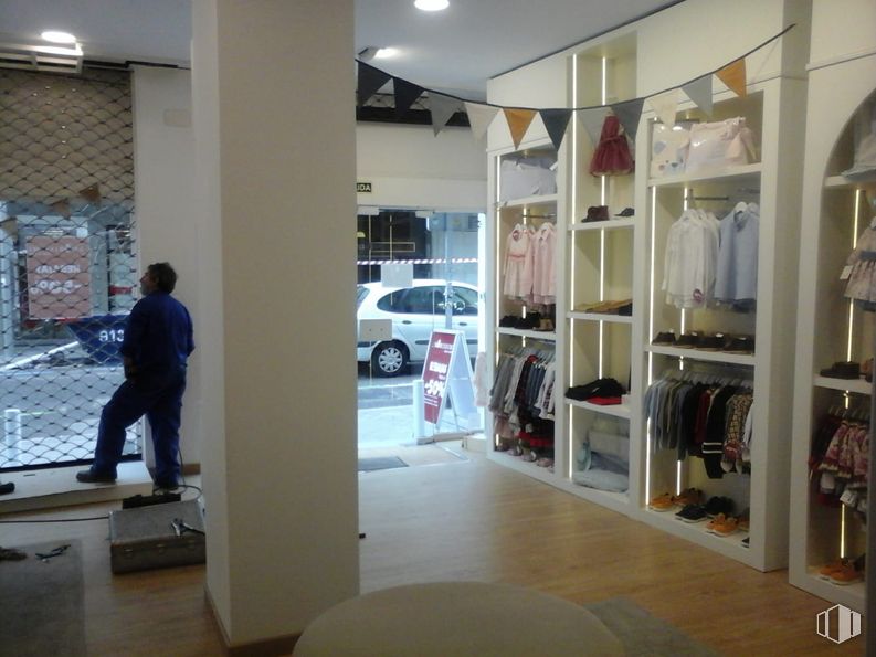 Local en alquiler en Calle Serrano, Chamartín, Madrid, 28016 con pantalones, armario, coche, persona, parte superior, estante, diseño automovilístico, interiorismo, suelo y suelos alrededor