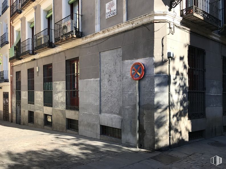 Retail for sale & for rent at Calle Almendro, 4, Centro, Madrid, 28005 with window, building, road surface, urban design, facade, alley, sidewalk, road, city and mixed-use around