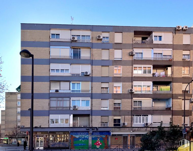 Local en alquiler y venta en Calle Canario, Getafe, Madrid, 28904 con edificio, cielo, ventana, planta, árbol, bloque de torre, diseño urbano, condominio, barrio y área residencial alrededor