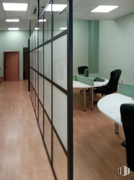 Oficina en alquiler en Calle Ebro, 10, Alcobendas, Madrid, 28100 con silla, mesa, mueble, suelos, madera, escritorio, suelo, interiorismo, accesorio y edificio alrededor