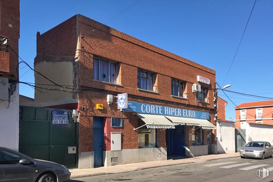 Office for rent at Calle Ramón y Cajal, 26, Fuensalida, Toledo, 45510 with car, window, building, land vehicle, sky, tire, wheel, automotive parking light, vehicle and architecture around