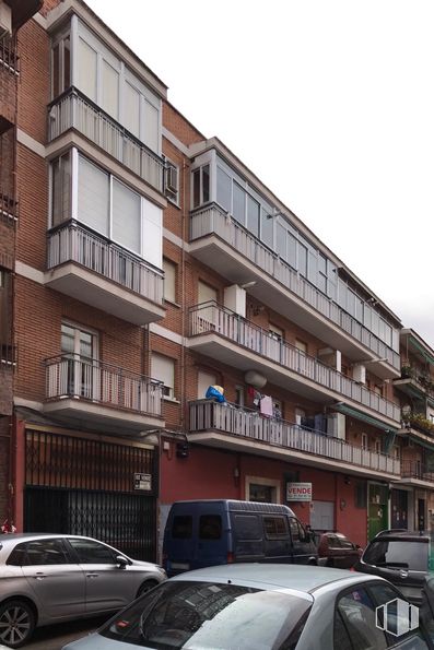 Local en venta en Calle Germán Pérez Carrasco, 92, Ciudad Lineal, Madrid, 28027 con coche, edificio, camioneta, luz de estacionamiento automotriz, vehículo terrestre, rueda, propiedad, neumático, vehículo y cielo alrededor