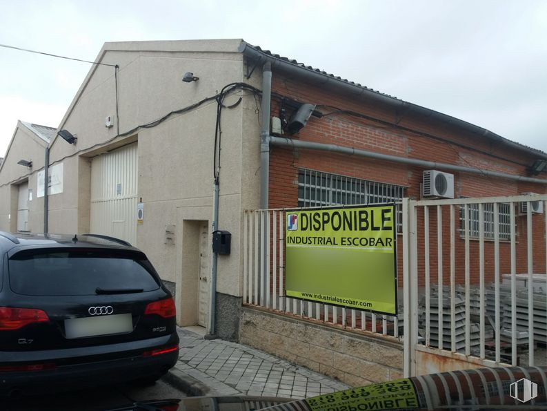 Nave en venta en Calle Montes Universales, Arganda del Rey, Madrid, 28500 con coche, luz trasera y de freno automotriz, placa de matrícula del vehículo, propiedad, cielo, vehículo, iluminación automotriz, neumático automotriz, ventana y vehículo motorizado alrededor