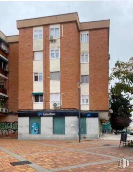 Local en alquiler y venta en Calle La Habana, Fuenlabrada, Madrid, 28945 con ventana, edificio, cielo, árbol, diseño urbano, accesorio, bloque de pisos, condominio, barrio y albañilería alrededor