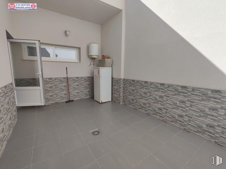 Local en alquiler y venta en Zona centro, Villafranca de los Caballeros, Toledo, 45730 con puerta, ventana, edificio, accesorio, suelo, suelos, gas, material compuesto, techo y madera alrededor