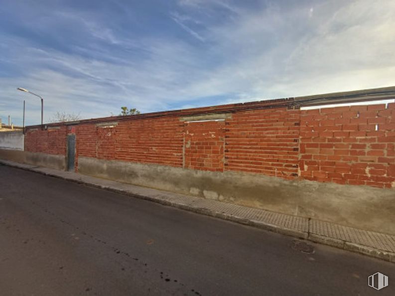 Land for sale at Zona centro, Lillo, Toledo, 45870 with wall, brick, brickwork, cloud, composite material, sidewalk, building material, tar, concrete and cumulus around