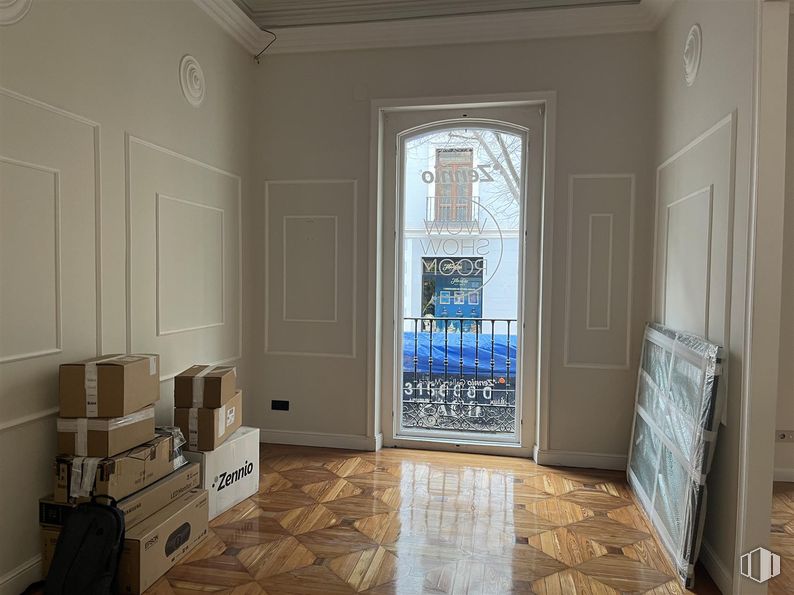 Local en alquiler en Calle Claudio Coello, 18, Salamanca, Madrid, 28001 con puerta, equipaje y bolsos, caja de envío, caja, suelos, suelo, madera, interiorismo, moldeo y tinte para madera alrededor