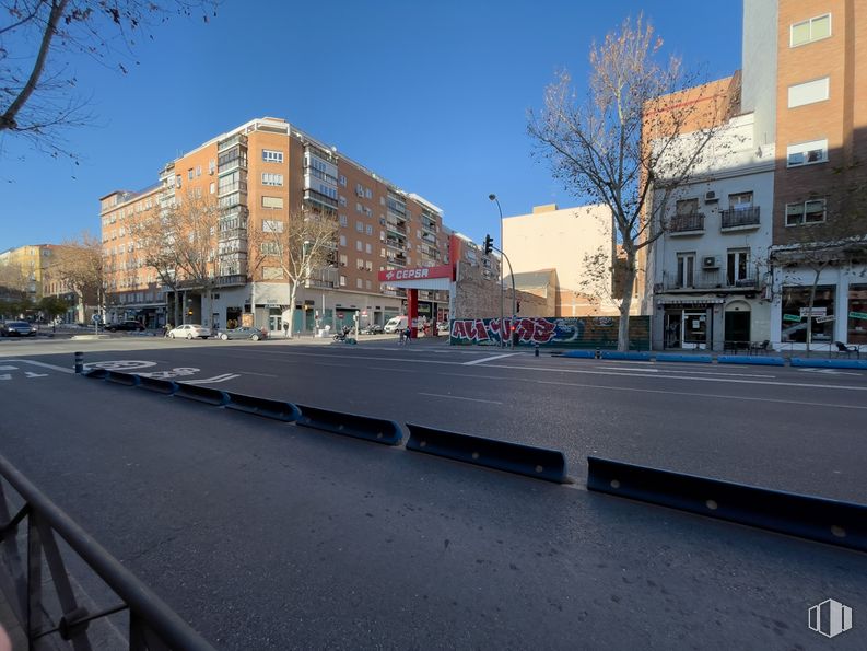 Local en venta en Avenida Ciudad de Barcelona, 178, Retiro, Madrid, 28007 con edificio, cielo, ventana, infraestructura, árbol, superficie de carretera, asfalto, alumbrado, diseño urbano y arquitectura alrededor