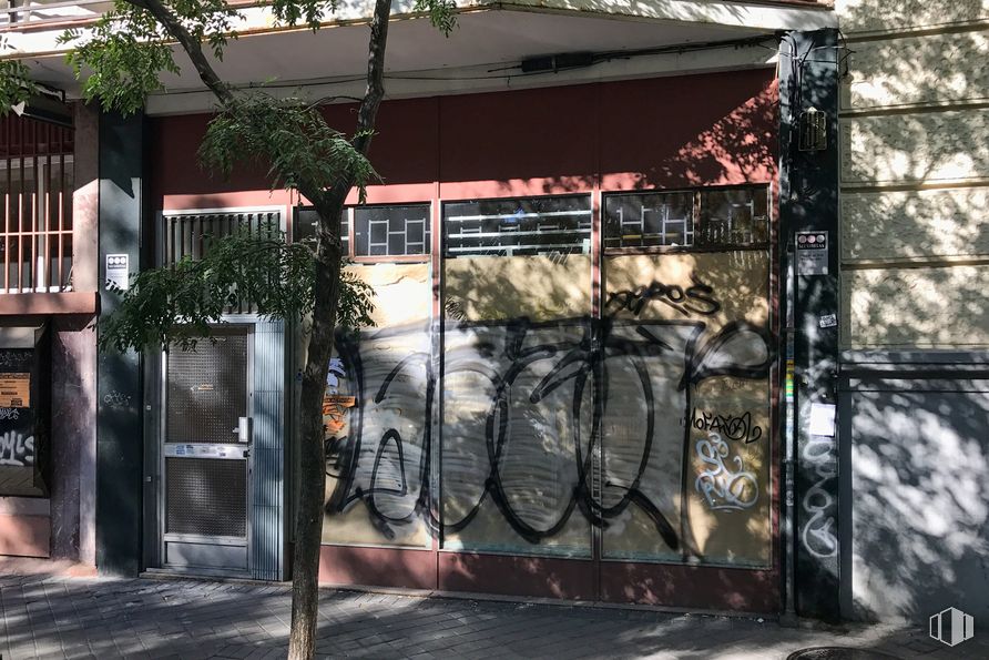 Oficina en venta en Calle Marqués de Lema, Chamberí, Madrid, 28003 con puerta, edificio, barrio, fachada, grafiti, ciudad, tintes y tonos, casa, arte y árbol alrededor