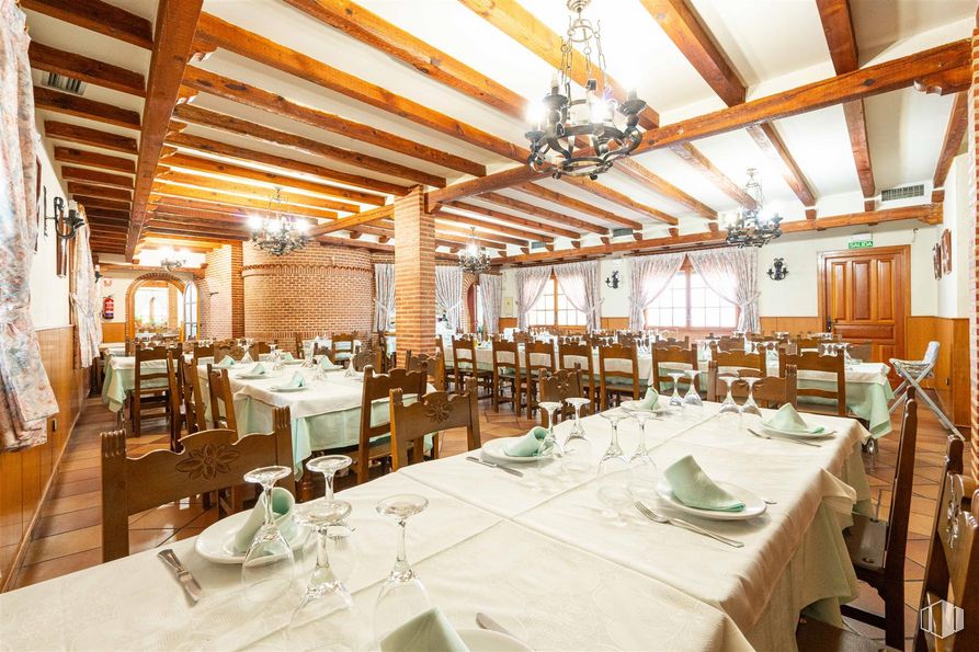 Retail for rent at Plaza San Isidro, 5, Torremocha de Jarama, Madrid, 28189 with lighting, chandelier, plate, chair, table top, tableware, light fixture, table, furniture and decoration around