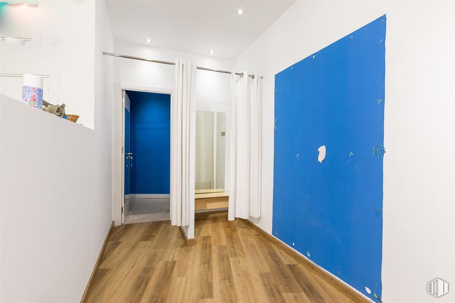 Retail for sale at Calle Méjico, Coslada, Madrid, 28820 with door, blue, flooring, floor, wood flooring, wall, wood, laminate flooring, interior design and ceiling around