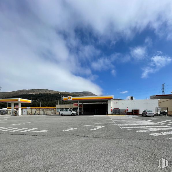 Retail for rent at Carretera Espinar, El Espinar, Segovia, 40400 with building, cloud, sky, road surface, asphalt, road, parking, gas, landscape and city around