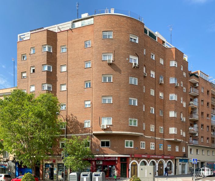 Local en alquiler en Calle Embajadores, 126, Arganzuela, Madrid, 28045 con edificio, cielo, día, propiedad, ventana, luz de la calle, rascacielos, planta, bloque de torre y árbol alrededor