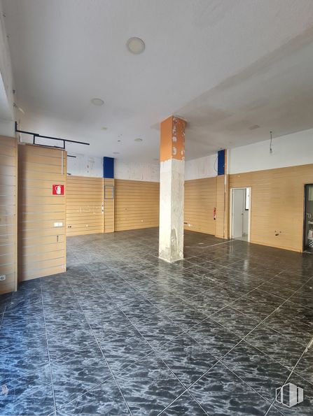 Local en venta en Calle Jabonería, 57, Alcorcón, Madrid, 28921 con superficie de la carretera, accesorio, edificio, piso, suelo, madera, pintura, pasillo, tintes y sombras y techo alrededor