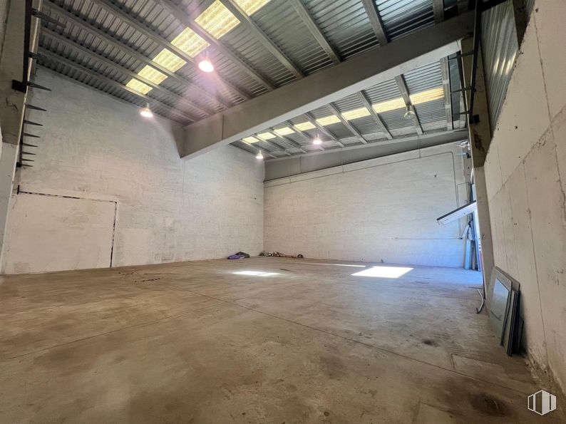 Industrial for rent at Calle Francisco de Medina y Mendoza, Cabanillas del Campo, Guadalajara, 19171 with flooring, floor, ceiling, lighting, composite material, grey, concrete, hall, fluorescent lamp and building material around