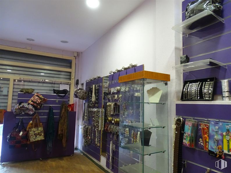 Local en alquiler en Zona Reyes Católicos, Alcalá de Henares, Madrid, 28801 con estante, estantería, venta al por menor, suelos, diseño automovilístico, gafas, máquina, ingeniería, azul eléctrico y evento alrededor