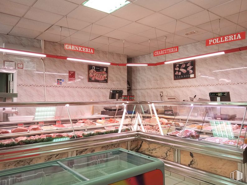 Local en alquiler y venta en Avenida Castilla La Mancha, San Sebastián de los Reyes, Madrid, 28700 con comida, estantería, alumbrado, cliente, línea, tienda de conveniencia, venta minorista, estantería, vitrina y tienda de comestibles alrededor