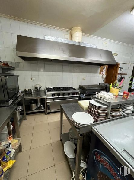 Retail for sale at Carretera Pedroñeras, La Alberca de Záncara, Cuenca, 16620 with kitchen appliance, gas stove, tableware, plate, home appliance, table top, cabinetry, property, furniture and countertop around