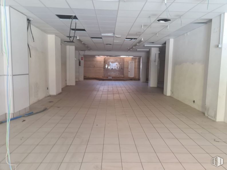 Retail for sale at Paseo de Ezequiel González, Segovia, 40002 with hall, wood, fixture, flooring, floor, hardwood, ceiling, tile flooring, building and composite material around