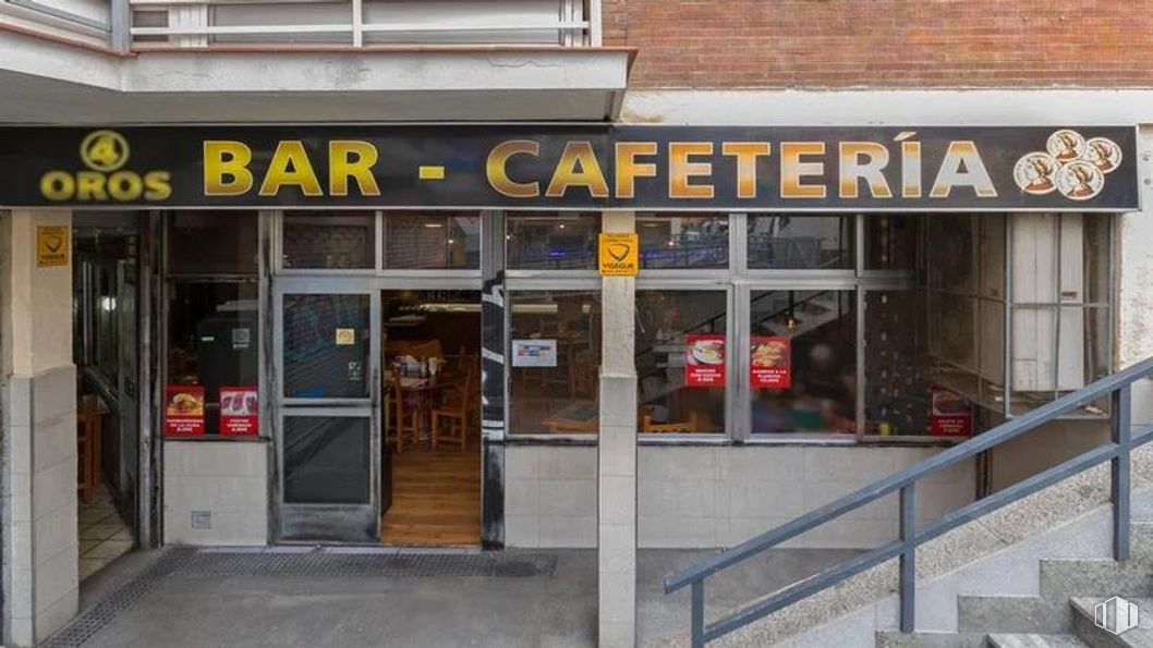 Retail for sale at Calle Francisco Ruíz, Usera, Madrid, 28026 with door, restaurant, cafeteria, chair, fast food restaurant and food court around