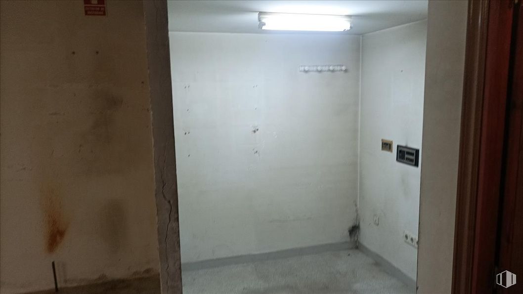 Retail for sale at Calle Esteban Domingo, Ávila, 05001 with mirror, lighting, fixture, composite material, flooring, ceiling, concrete, aluminium, building material and event around