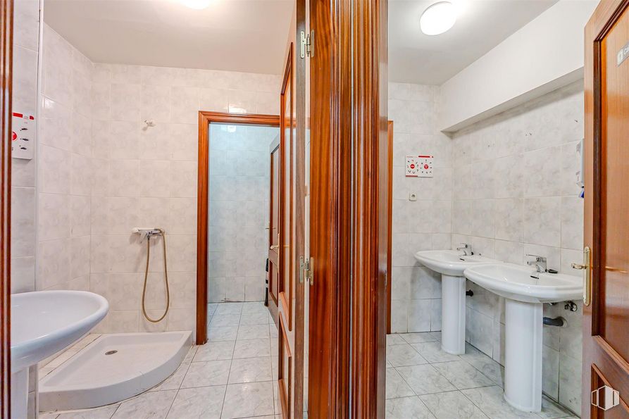 Local en venta en Avenida Federico Rubio y Galí, Tetuán, Madrid, 28039 con fregadero, marrón, espejo, accesorios de fontanería, grifo, lavabo, cuarto de baño, accesorio, madera y interiorismo alrededor