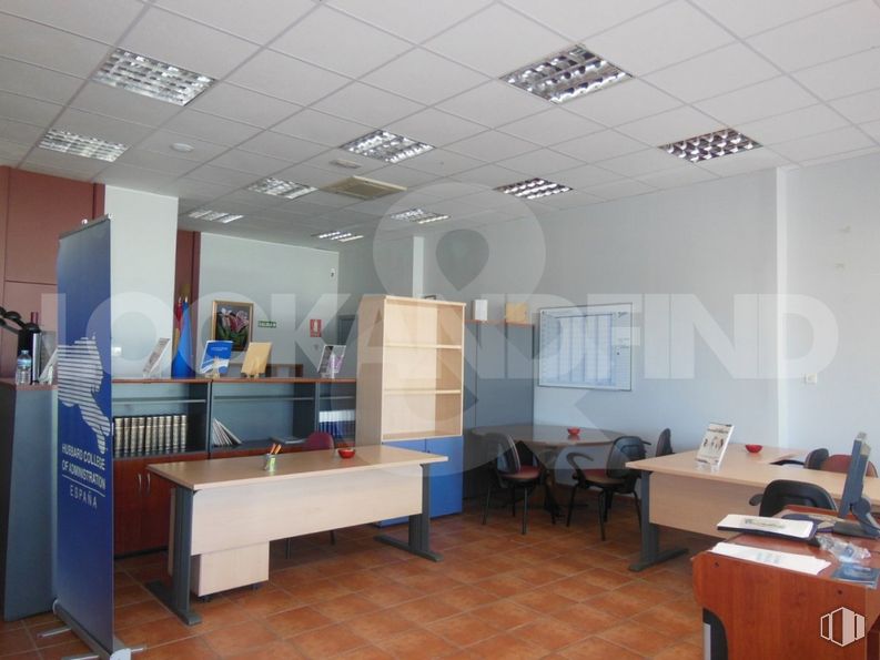 Office for sale at Calle Río Jarama, 132, Toledo, 45006 with chair, table, desk, furniture, building, interior design, floor, flooring, ceiling and space around