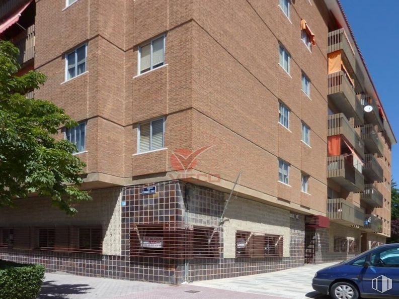 Retail for rent at Calle Fernando Zóbel, Cuenca, 16002 with car, window, building, tire, wheel, automotive parking light, property, vehicle, plant and sky around