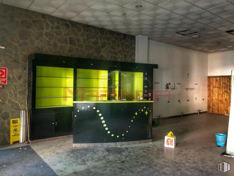 Retail for sale & for rent at Zona Las Aves-Jardín de Oñate, Aranjuez, Madrid, 28300 with property, fixture, tints and shades, flooring, concrete, space, composite material, art, ceiling and asphalt around