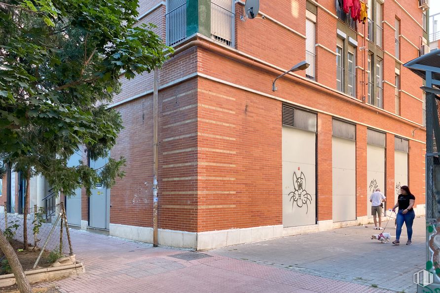 Retail for sale at Avenida Badajoz, 50, Ciudad Lineal, Madrid, 28027 with person, top, clothing, window, building, wall, composite material, brick, brickwork and sidewalk around