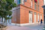 Retail for sale at Avenida Badajoz, 50, Ciudad Lineal, Madrid, 28027 with person, top, clothing, window, building, wall, composite material, brick, brickwork and sidewalk around