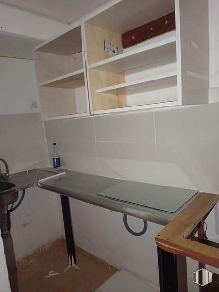 Local en alquiler y venta en Calle Tesillo, 3, Fuenlabrada, Madrid, 28944 con mesa, mueble, propiedad, madera, estante, interiorismo, suelos, estantería, suelo y propiedad material alrededor